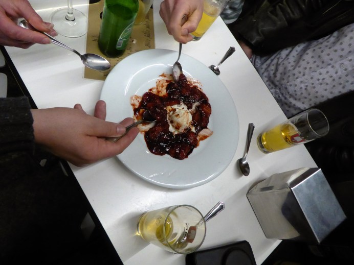 Peppered strawberries with yoghurt ice-cream